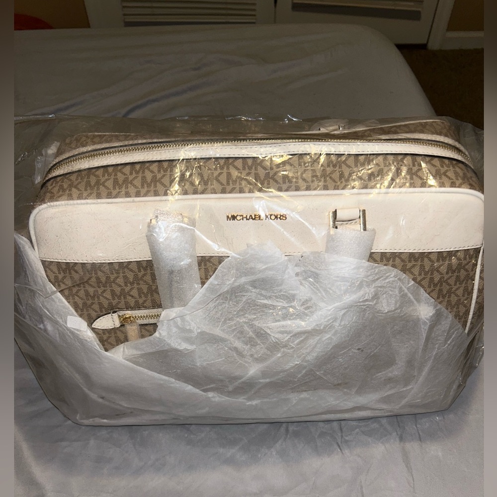 Michael Kors Travel Duffle/Weekender Bag in (Light Cream) with Trolley sleeve